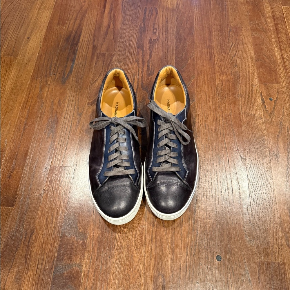 Magnanni Black and Navy Sneakers Sleek Leather Design